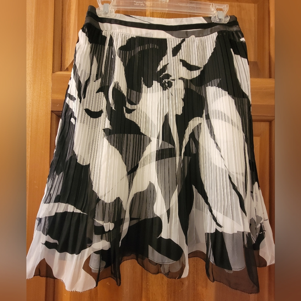White House Black Market Modern Floral  A-Line Skirt Size 0